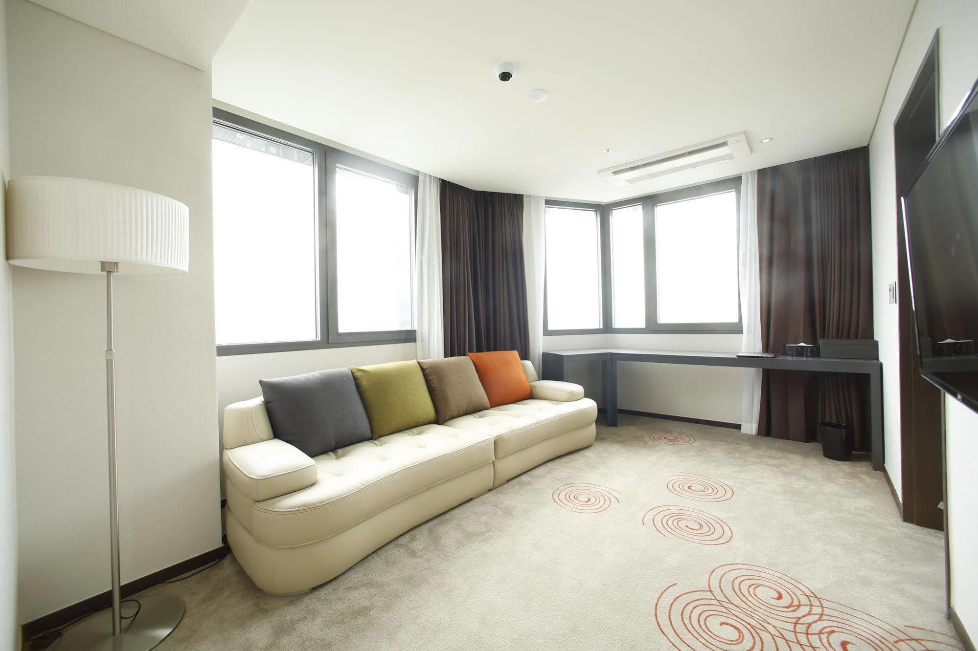 Golden Daisy Hotel Szogüpho Kültér fotó